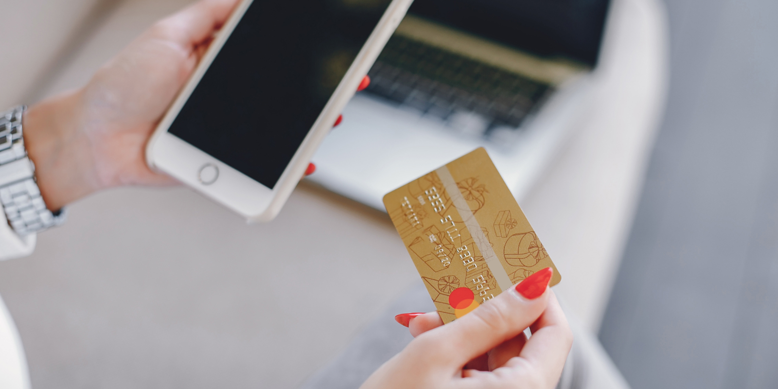 Propietario haciendo un cargo con el POS movil.