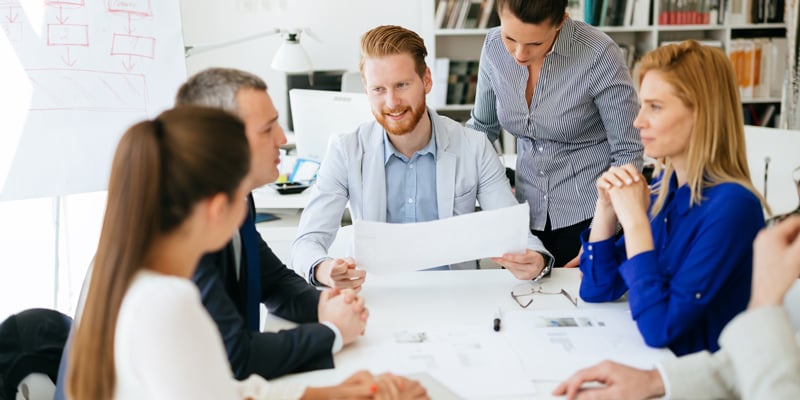 Personas en una conferencia utilizando el CRM para el marketing.