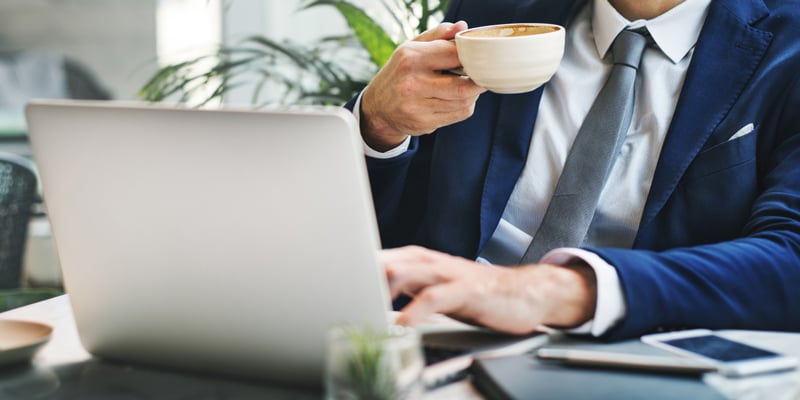 Propietario conectando con su cliente.