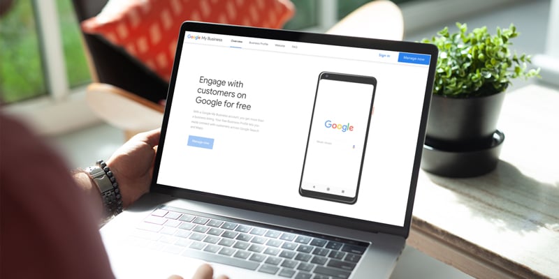 Persona en su computador en la pagina de Google.