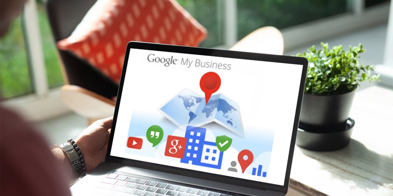 Persona en su computador viendo una ilustracion sobre los listados de Google.