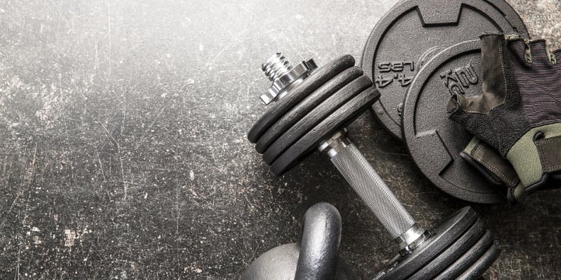 Pesas en el piso de un gimnasio.