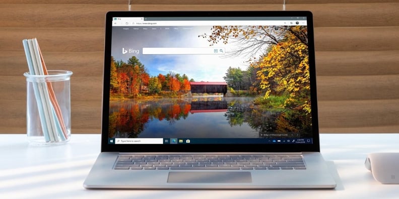 Computador con el fondo de pantalla de Bing.