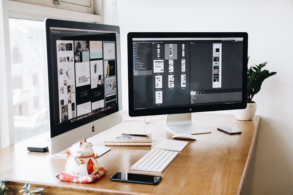 computadora con un sitio web de fondo featured_image