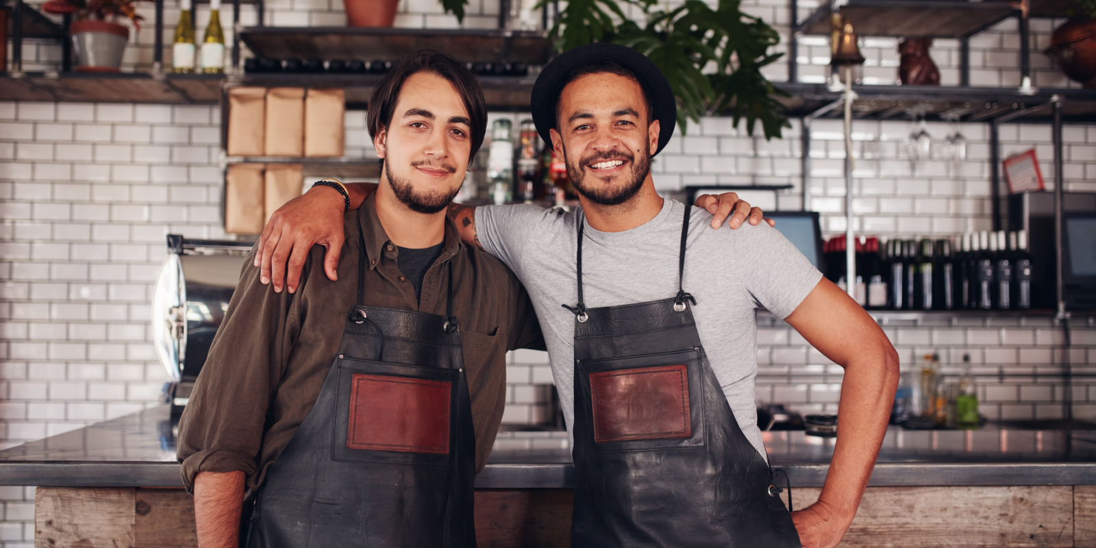 Propietarios de la cafeteria felices porque trabajan con un sistema de reservas en linea.