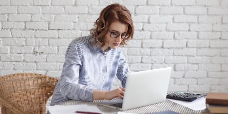 Propietaria de un negocio contestando reseñas en su portatil.