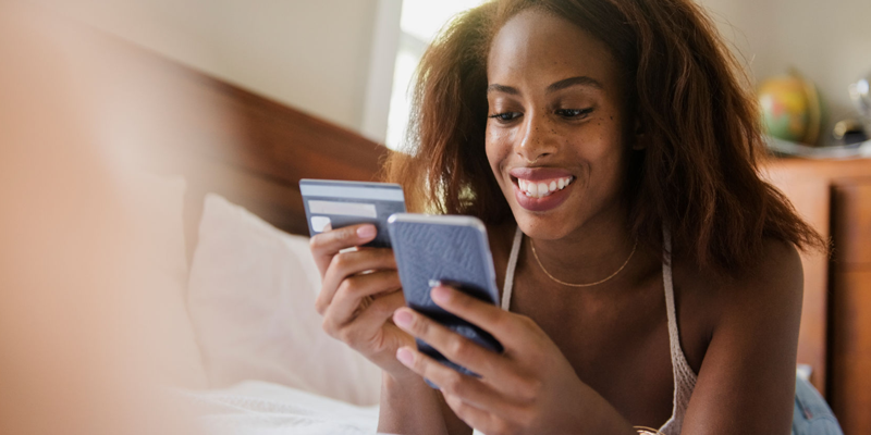 Cliente tramitando un pago en linea.