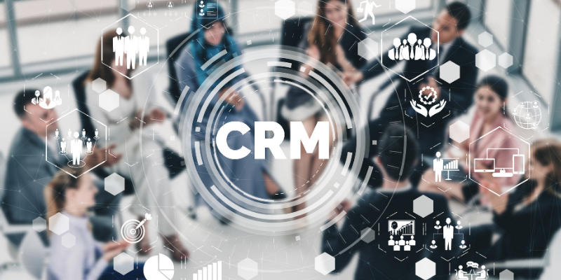 Las palabras de CRM se muestran sobrepuestas sobre una imagen de un grupo de personas.
